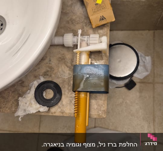 חלקי אינסטלציה וכלים ליד כיור בחדר אמבטיה